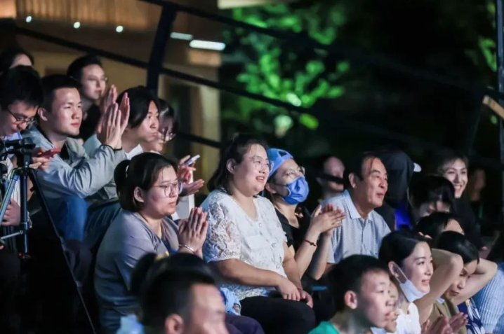 青年導演創作扶持計劃現場演出引觀眾掌聲（濟寧新聞網）